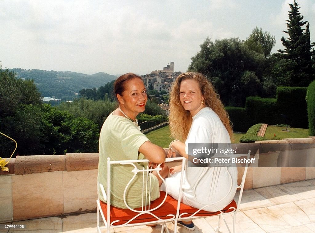 Margie Jürgens, Tochter Miriam, Homestory,;St. Paul de... News Photo Getty Images Margie Jürgens, Tochter Miriam, Homestory,;St. Paul de... News Photo Getty Images