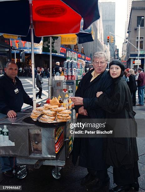 Günter Pfitzmann, Helen Schneider;, New York, USA, Urlaub,;Stadtbummel, Weihnachtseinkauf,;Hot-Dog-Wagen, Hot-Dogs, Essen,
