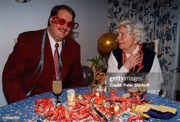 Heidi Kabel, Andreas Ellermann,;Silvestermotiv, Luftschlangen, Sektglas,;Luftballon, Kerze, Sekt, Konfetti, Brille,;Silvester,