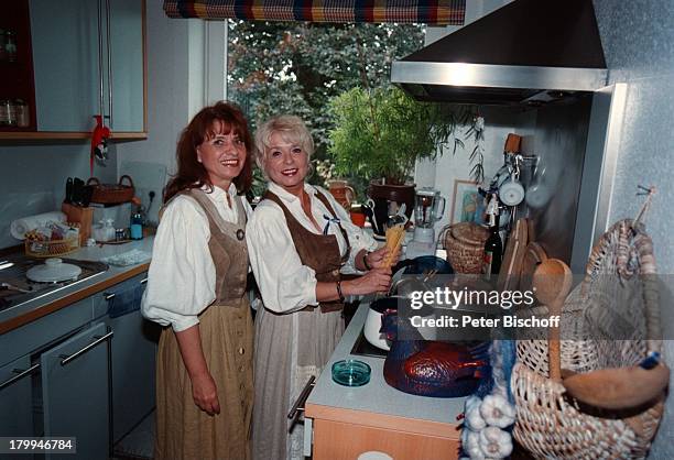 Ingrid Steeger, Schwester Jutta Heda,;Homestory, Hamburg, Küche, Kochen,