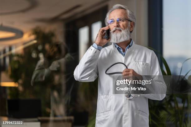 retrato de um médico em um corredor de hospital - executivo chefe de operações - fotografias e filmes do acervo