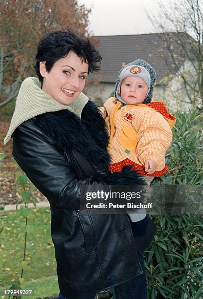 Katja Keller, Tochter Marie-Joana,;Homestory, bei Ihren Eltern, München,;Baby, Garten, Mutter,