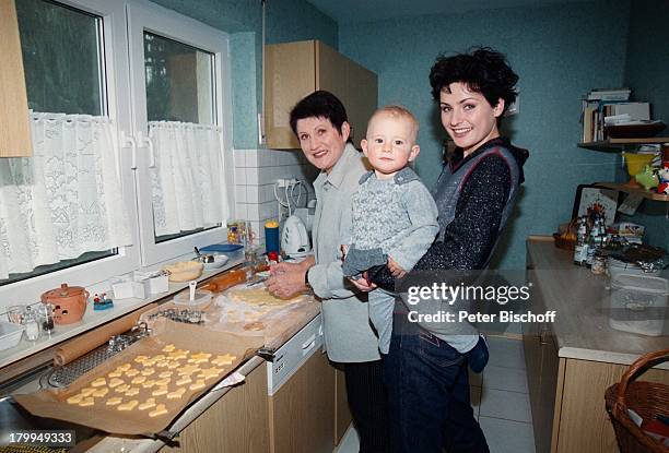 Katja Keller, Tochter Marie-Joana, Mutter;Helga, Homestory, bei Ihren Eltern,;München, Baby, Küche, Kekse backen,;Weihnachten, Advent,