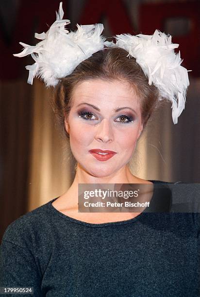 Leonore Capell, Porträt, Schauspielerin,;geb.: 22. Juli 1970, Sternzeichen: Krebs,;"Marienhof Trendscout 2000",;ARD-Daily-Soap, Modenschau,