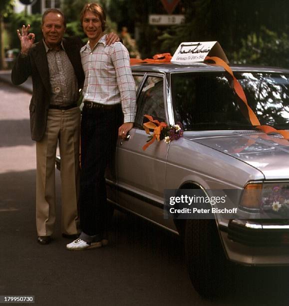 Helmut Zacharias mit Sohn Thomas,;"Tourneestart", Auto, "Mercedes", Wagen,;Schleife, Geschenk,