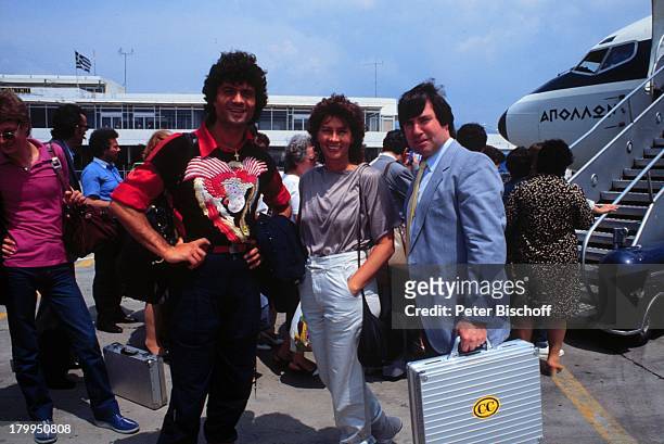 Costa Cordalis , Ehefrau Ingrid,;Manager Herbert Nold, Athen/Griechenland,;Urlaub, Flugzeug, Flughafen, Koffer,