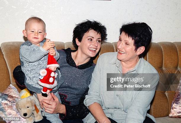 Katja Keller, Tochter Marie-Joana, Mutter;Helga, Homestory, bei Ihren Eltern,;München, Baby, Wohnzimmer,;Weihnachtsmann-Puppe, Sofa,...