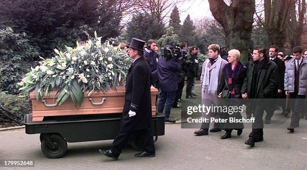 Beerdigung von Diether Krebs, Trauergäste:;Ehefrau Bettina, Sohn Moritz, Sohn Till,;Ostfriedhof in Essen, Sarg, Sargträger,;Blumen, Lilien,...