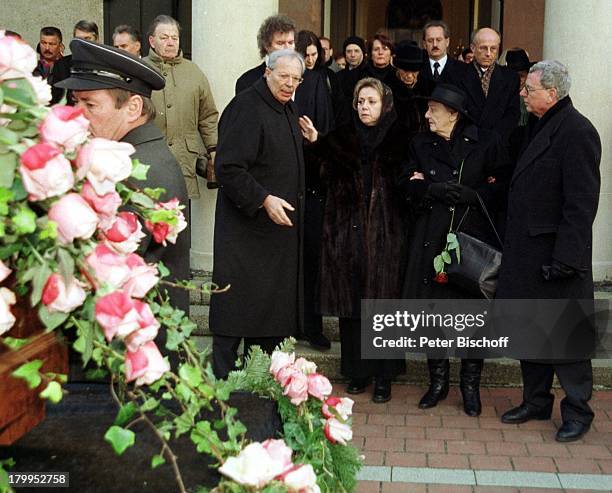 Beerdigung von Bernhard Wicki,;Christkönig-Kirche, Friedhof Nymphenburg,;München, Trauergäste: Witwe Elisabeth;Endriss, Frau Oettl ,;Sarg, Sargträger,