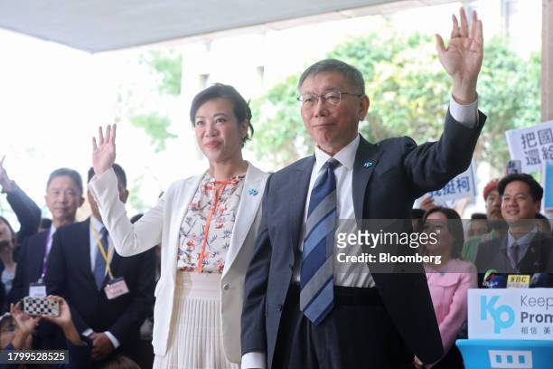 Ko Wen-je, presidential candidate for the Taiwan People's Party, right, and his running mate Cynthia Wu, legislator with the Taiwan People's Party,...