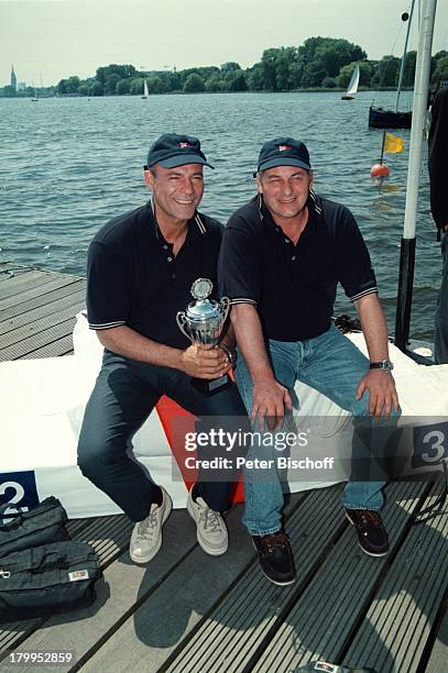 Heiner Lauterbach, Heinz Hoenig, "Zwei;Asse und ein König", ZDF-Dreiteiler,;Mütze, Pokal, Segelboot,
