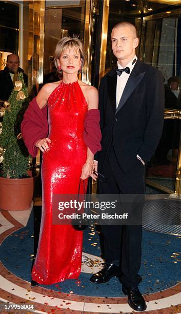 Uschi Glas, Sohn AlexanderTewaag,;"Deutscher Filmball 2000", Hotel;"Bayerischer Hof", München, Bayern, Deutschland, Europa, Abendkleid,