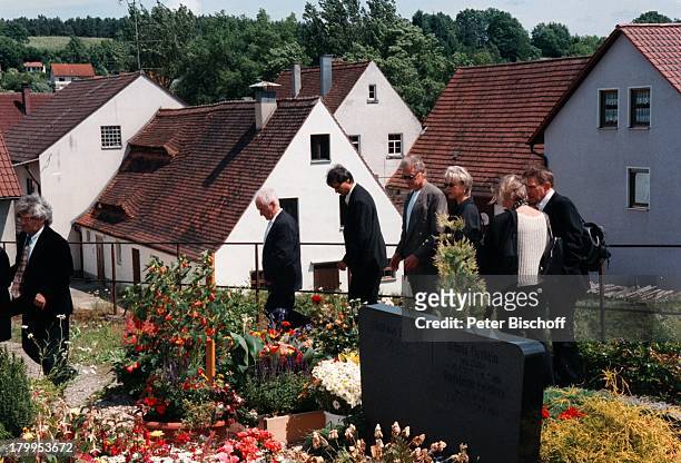 Robert Atzorn, Ehefrau Angelika Hartung,;zum Gedenken an den 70. Geburtstag von;Günter Strack versammelten sich alle seine;Freunde an seinem Grab,