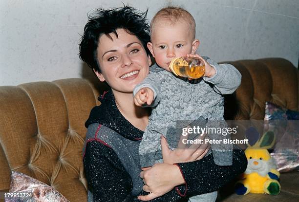 Katja Keller, Tochter Marie-Joana,;Homestory, bei Ihren Eltern, München,;Baby, Wohnzimmer, Nuckelflasche, Sofa, Mutter,