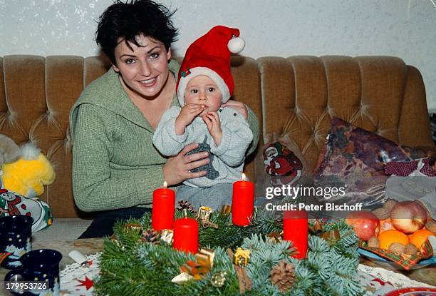 Katja Keller, Tochter Marie-Joana,;Homestory, bei Ihren Eltern, München,;Baby, Wohnzimmer, Weihnachtsmann-Mütze,;Advent, Weihnachten, Adventskranz,...