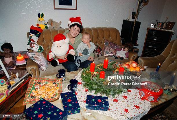 Katja Keller, Tochter Marie-Joana,;Homestory, bei Ihren Eltern, München,;Baby, Wohnzimmer, Weihnachtsmann-Mütze,;Advent, Weihnachten, Adventskranz,...