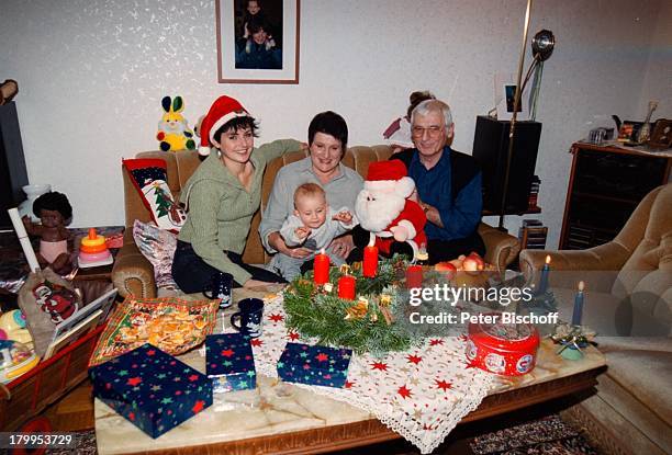 Katja Keller, Tochter Marie-Joana, Mutter;Helga, Vater Otmar, Homestory, bei Ihren;Eltern, München, Baby, Wohnzimmer,;Weihnachtsmann-Puppe, Sofa,...