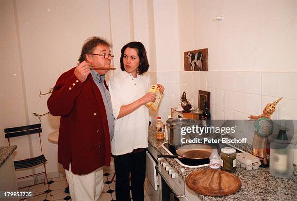 Andreas Mannkopff, Tochter Nicole,;Homestory, Berlin, Deutschland, Europa, Küche, Kochen, Essen,;Kochlöffel, Topf, Brille,