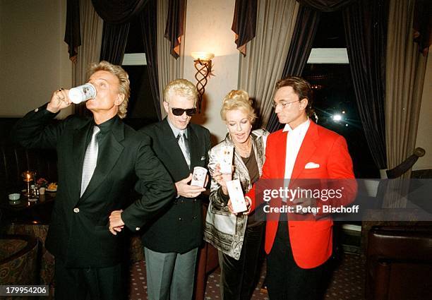 Siegfried & Roy, Heino, Ehefrau Hannelore;Kramm, Vorstellung des "White Tiger Tea",;in der Bar des "Steigenberger Parkhotels, Düsseldorf, Tee-Tasse,...