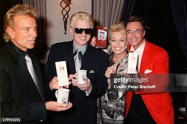 Siegfried & Roy, Heino, Ehefrau Hannelore;Kramm, Vorstellung des "White Tiger Tea",;in der Bar des "Steigenberger Parkhotels,;Düsseldorf, Tee-Tasse,...