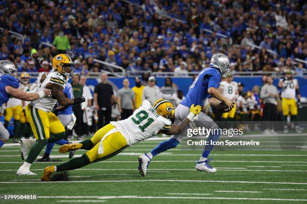 Detroit Lions quarterback Jared Goff tries to scramble away from Green Bay Packers linebacker Preston Smith during a traditional Thanksgiving Day NFL...