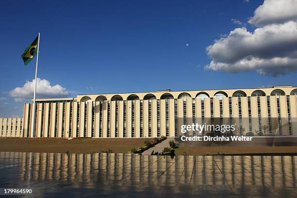 Quartel General faz parte da lista de monumentos da cidade de Brasília. O projeto arquitetônico do prédio é de Oscar Niemeyer. The Headquarters is...