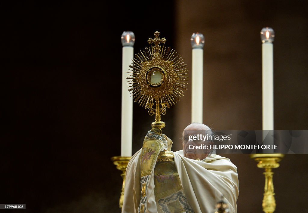 TOPSHOT-VATICAN-SIRYA-POPE-PRAYER