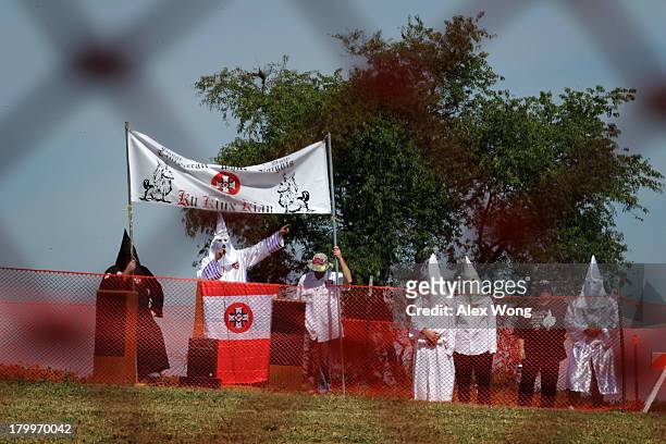 Members of the Confederate White Knights hold a rally at the Antietam National Battlefield September 7, 2013 near Sharpsburg, Maryland. The Rosedale,...
