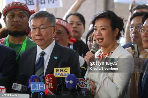 Ko Wen-je, presidential candidate for the Taiwan People's Party, center left, and his running mate Cynthia Wu, legislator with the Taiwan People's...