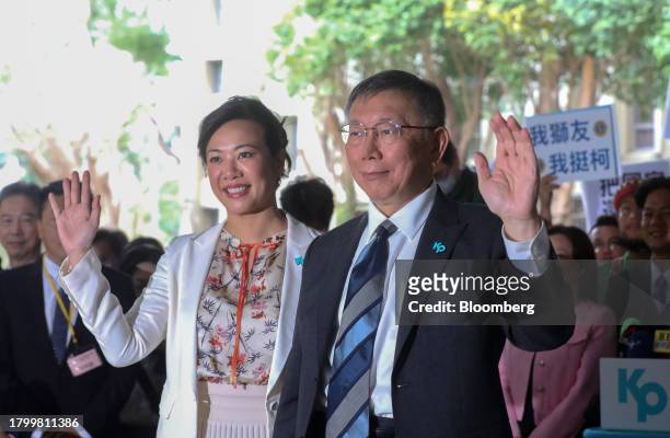 Ko Wen-je, presidential candidate for the Taiwan People's Party, right, and his running mate Cynthia Wu, legislator with the Taiwan People's Party,...