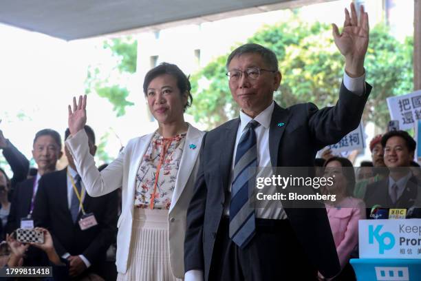 Ko Wen-je, presidential candidate for the Taiwan People's Party, right, and his running mate Cynthia Wu, legislator with the Taiwan People's Party,...