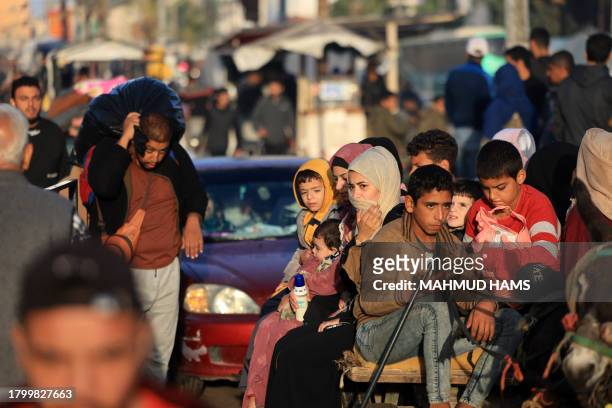 Palestinians who had taken refuge in temporary shelters return to their homes in eastern Khan Yunis in the southern Gaza Strip during the first hours...