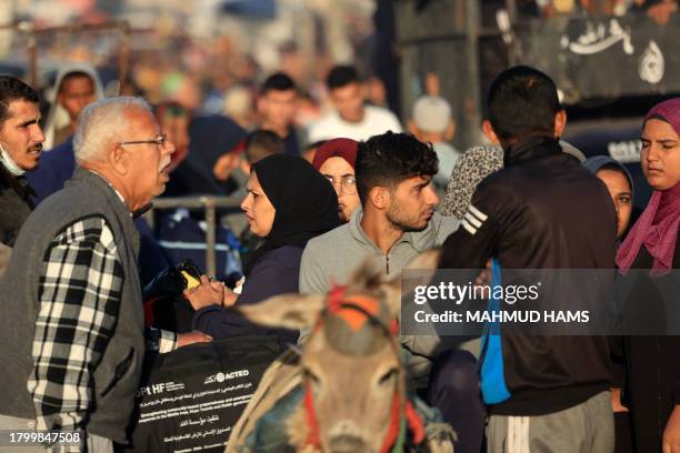 Palestinians who had taken refuge in temporary shelters return to their homes in eastern Khan Yunis in the southern Gaza Strip during the first hours...