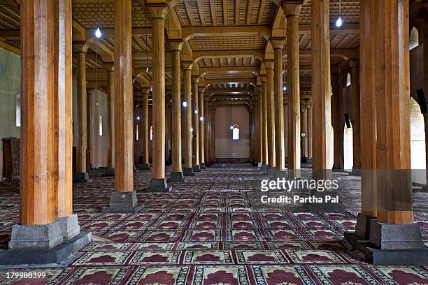 carpet and columns inside of jama masjid - jama masjid agra stock-fotos und bilder