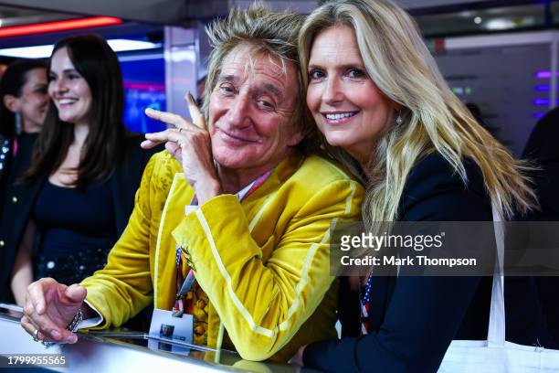 Rod Stewart and Penny Lancaster pose for a photo in the Red Bull Racing garage prior to qualifying ahead of the F1 Grand Prix of Las Vegas at Las...