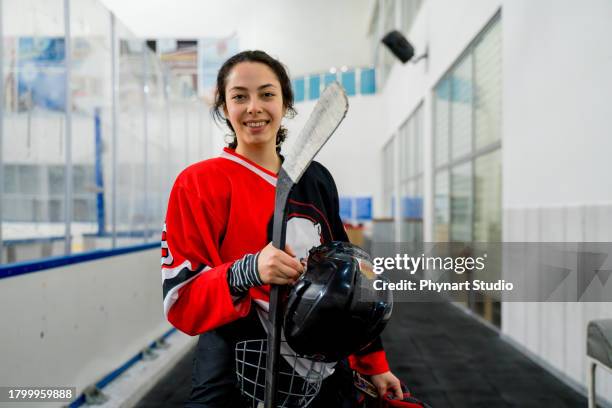 young women's ice hockey offense spielerporträt - ice hockey glove stock-fotos und bilder
