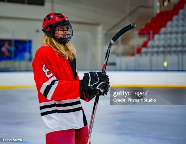 ritratto del giocatore di hockey su ghiaccio dell'uomo - difensore hockey su ghiaccio foto e immagini stock