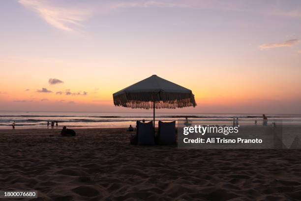 parasol during sunset in seminyak bali - denpasar fotografías e imágenes de stock