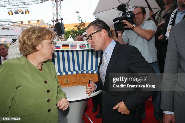 Bundeskanzlerin Angela Merkel Und Bild Chefredakteur Kai Diekmann Beim "Bild Sommerfest" In Der Ullstein Halle In Berlin .