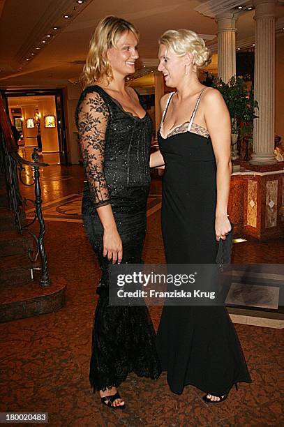 Franziska Van Almsick Und Magdalena Brzeska Bei Der "United People Charity Night2006 Zugunsten Power-Child" Im Hotel Bayrischen Hof In München .