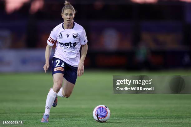 Elise Kellond-Knight of the Victory looks to pass the ball during the A-League Women round five match between Perth Glory and Melbourne Victory at...