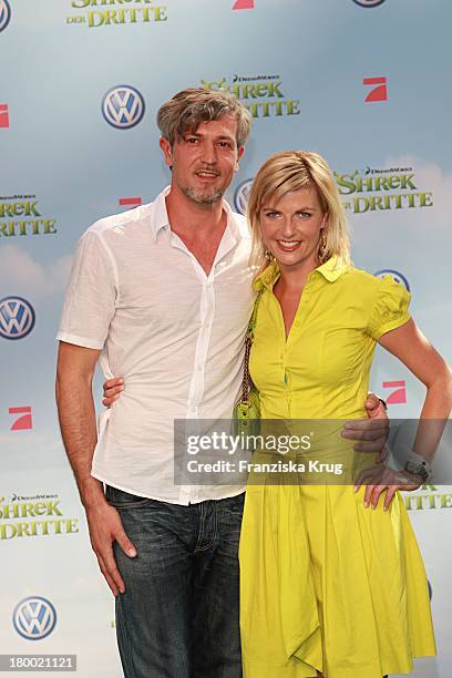 Tanja Bülter Mit Freund Nenad Drobnjak Bei Der "Shrek Der Dritte" Premiere Im Sony Center In Berlin Am 080607 .