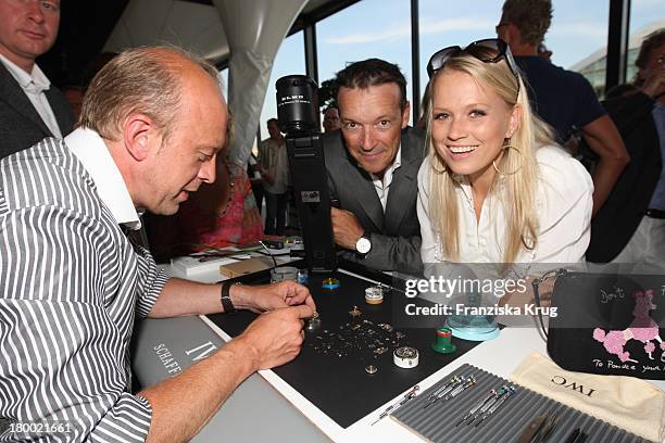 Nova Meierhenrich Und Michael Roll Schauen Einem Uhrmacher Zu Beim "Iwc Und Boesch" Event In Der Au Quai Bar In Hamburg .