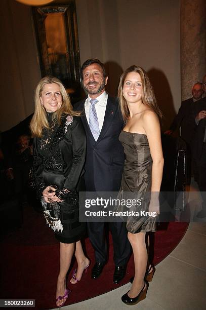 Sir Rocco Forte Mit Ehefrau Aliai Und Tochter Lydia Bei Der Eröffnung Des Hotel De Rome In Berlin .