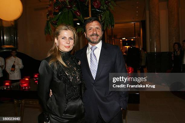 Sir Rocco Forte Und Ehefrau Aliai Bei Der Eröffnung Des Hotel De Rome In Berlin .