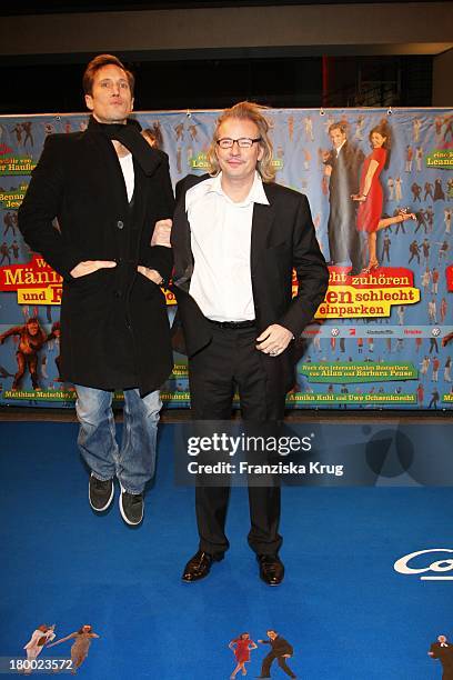 Benno Fürmann Und Leander Haussmann Bei Der Premiere Von "Warum Männer Nicht Zuhören Und Frauen Schlecht Einparken Können" Im Cinemaxx In Berlin .