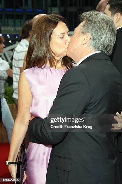 Dustin Hoffman Und Ehefrau Lisa Gottsegen Bei Der Premiere Von "Kung Fu Panda" Im Sony Center In Berlin .