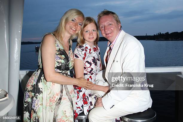 Michaela Merten Und Pierre Franckh Mit Ihrer Tochter Julia Bei Der Abendgala Zum Bmw Sailing Cup Auf Der "Ms La Paloma" Auf Dem Wannsee Bei Berlin .