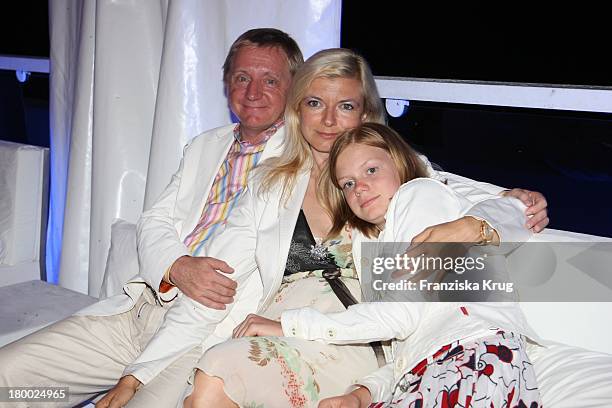 Michaela Merten Und Pierre Franckh Mit Ihrer Tochter Julia Bei Der Abendgala Zum Bmw Sailing Cup Auf Der "Ms La Paloma" Auf Dem Wannsee Bei Berlin .