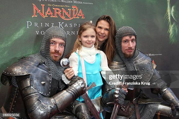 Susanna Wellenbrink Und Tochter Mia Sophie Mit Rittern Bei Der Premiere Von "Die Chroniken Von Narnia - Prinz Kaspian Von Narnia" Beim Ritterturnier...